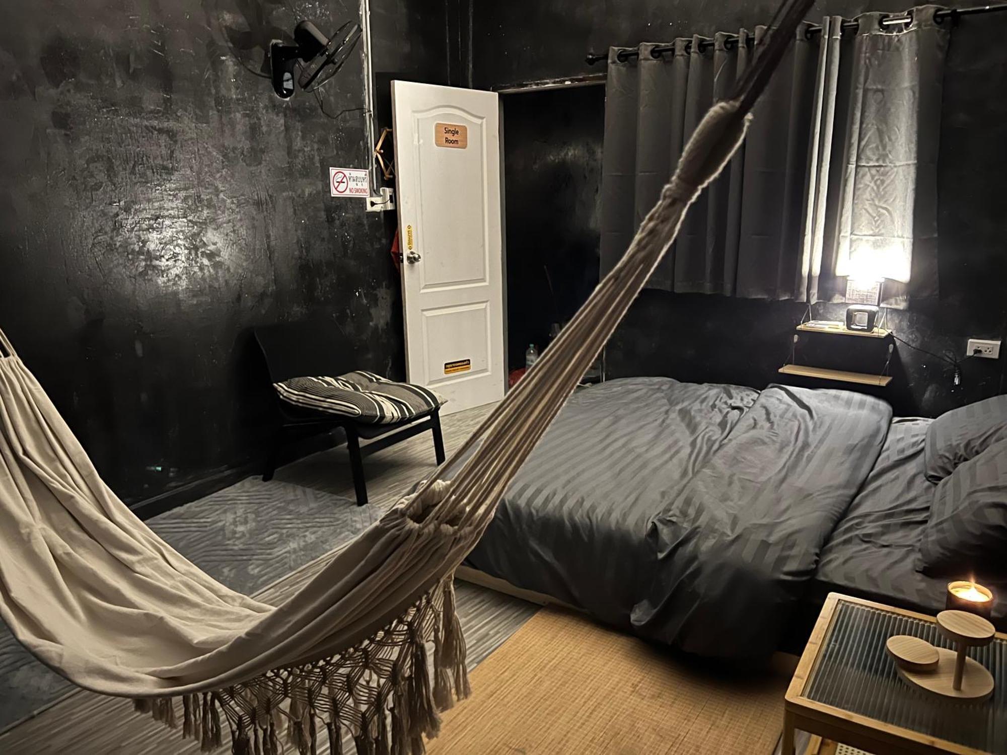 Stay Strays Hostel バンコク都 エクステリア 写真