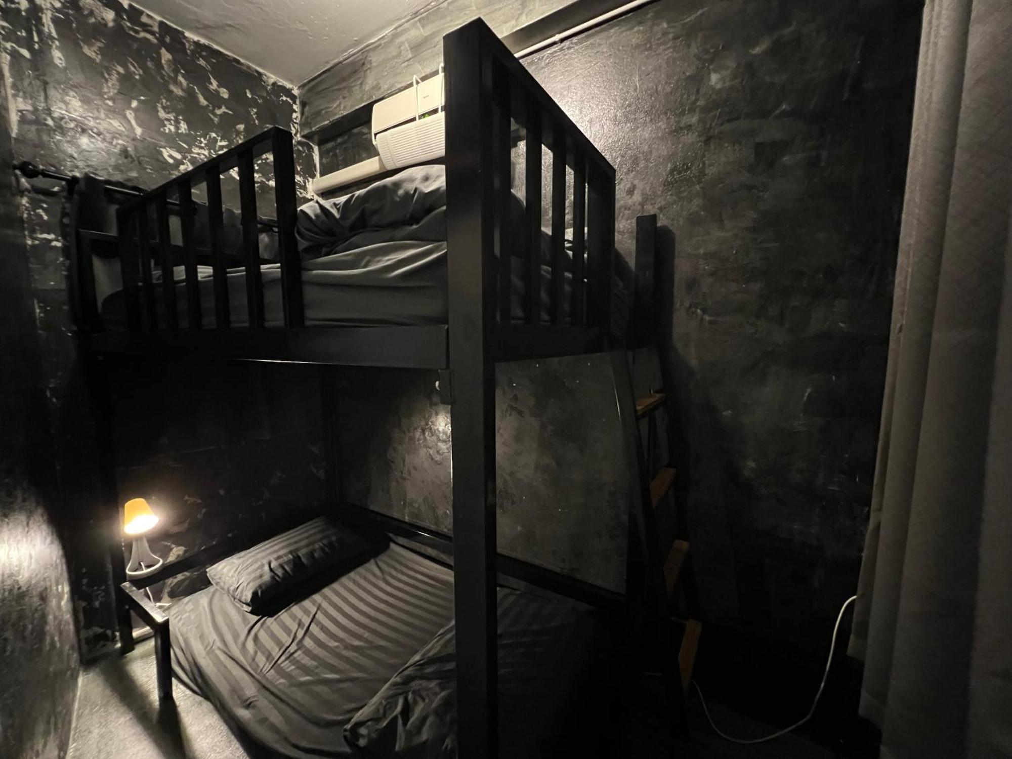 Stay Strays Hostel バンコク都 エクステリア 写真