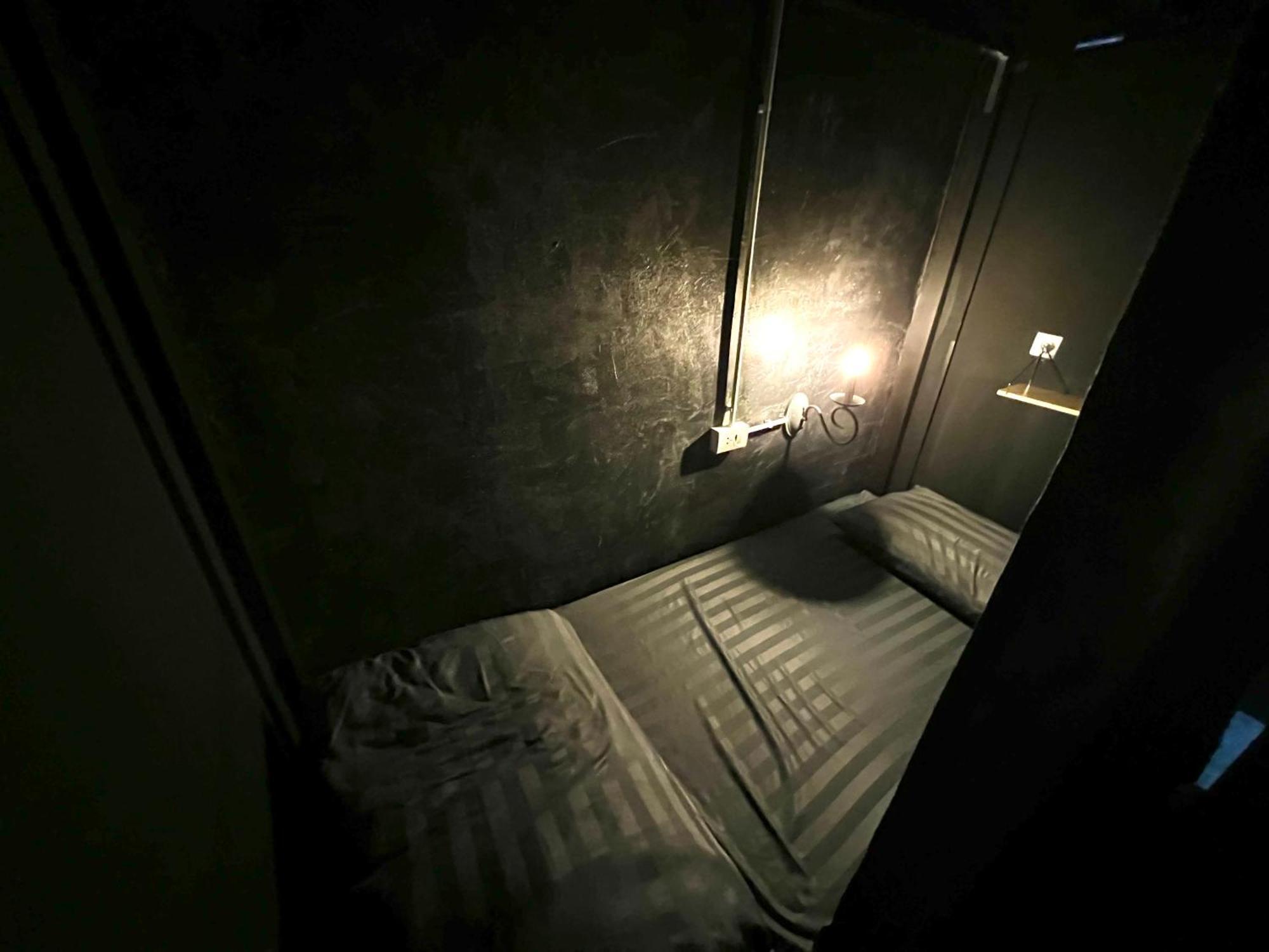 Stay Strays Hostel バンコク都 エクステリア 写真