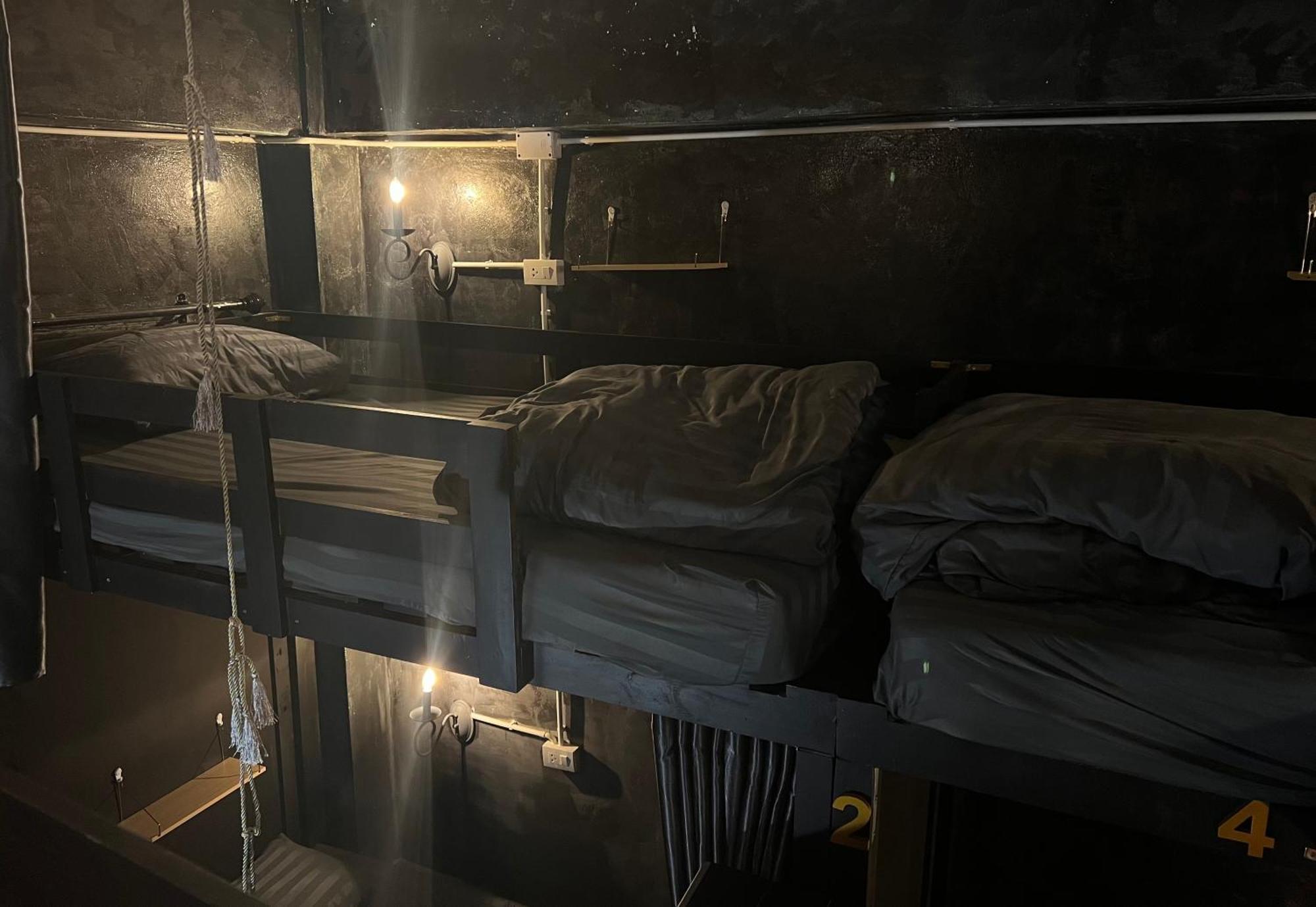 Stay Strays Hostel バンコク都 エクステリア 写真