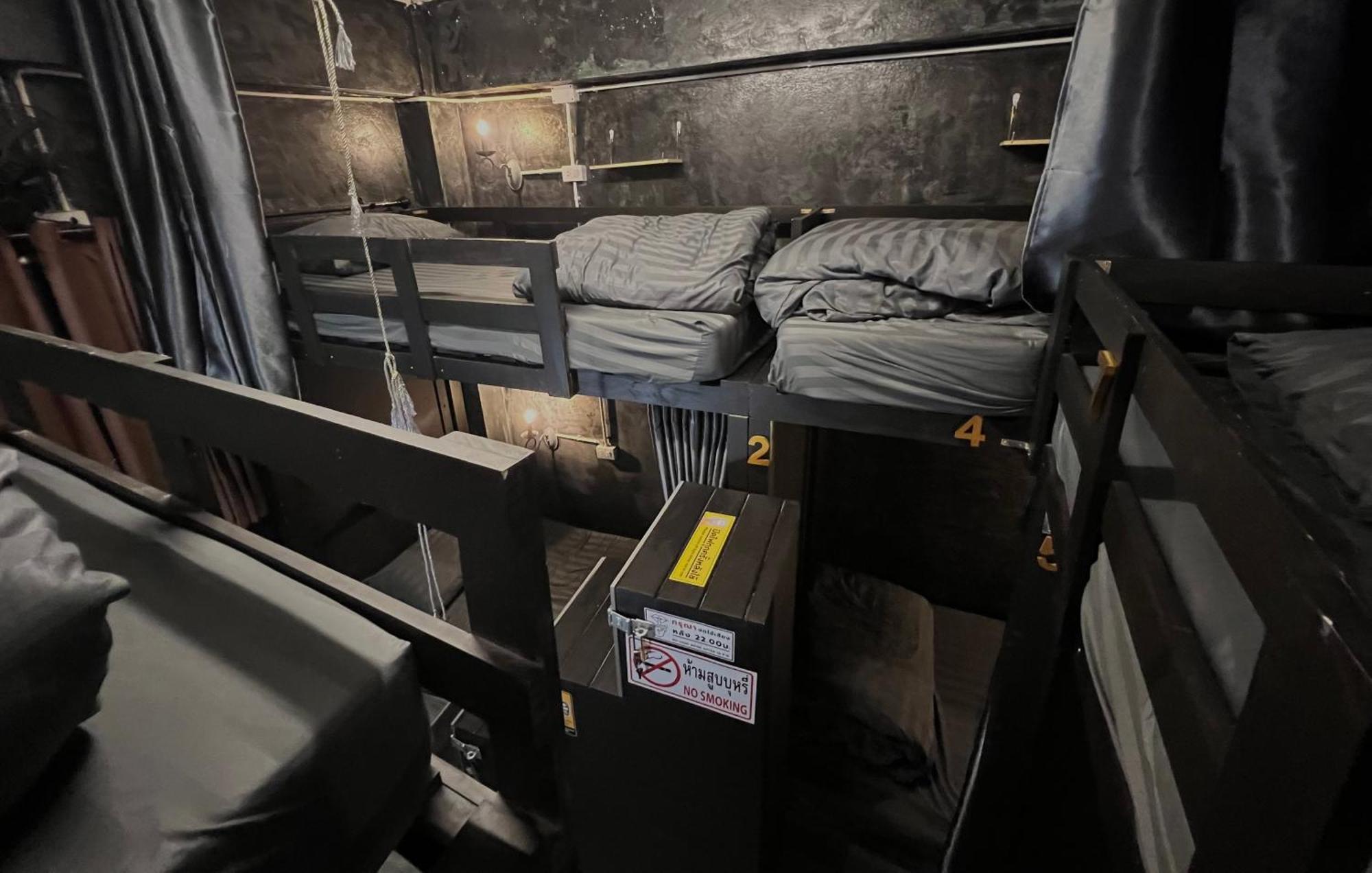 Stay Strays Hostel バンコク都 エクステリア 写真
