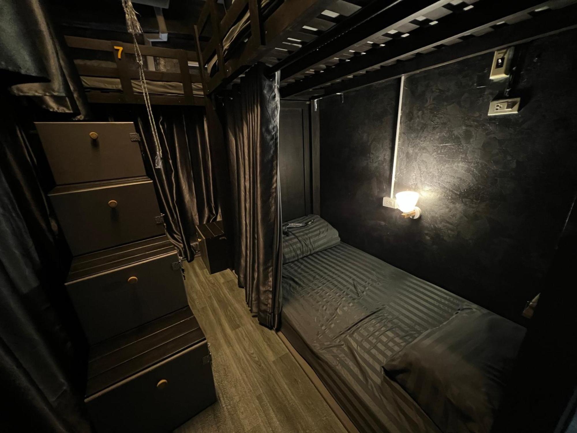 Stay Strays Hostel バンコク都 エクステリア 写真