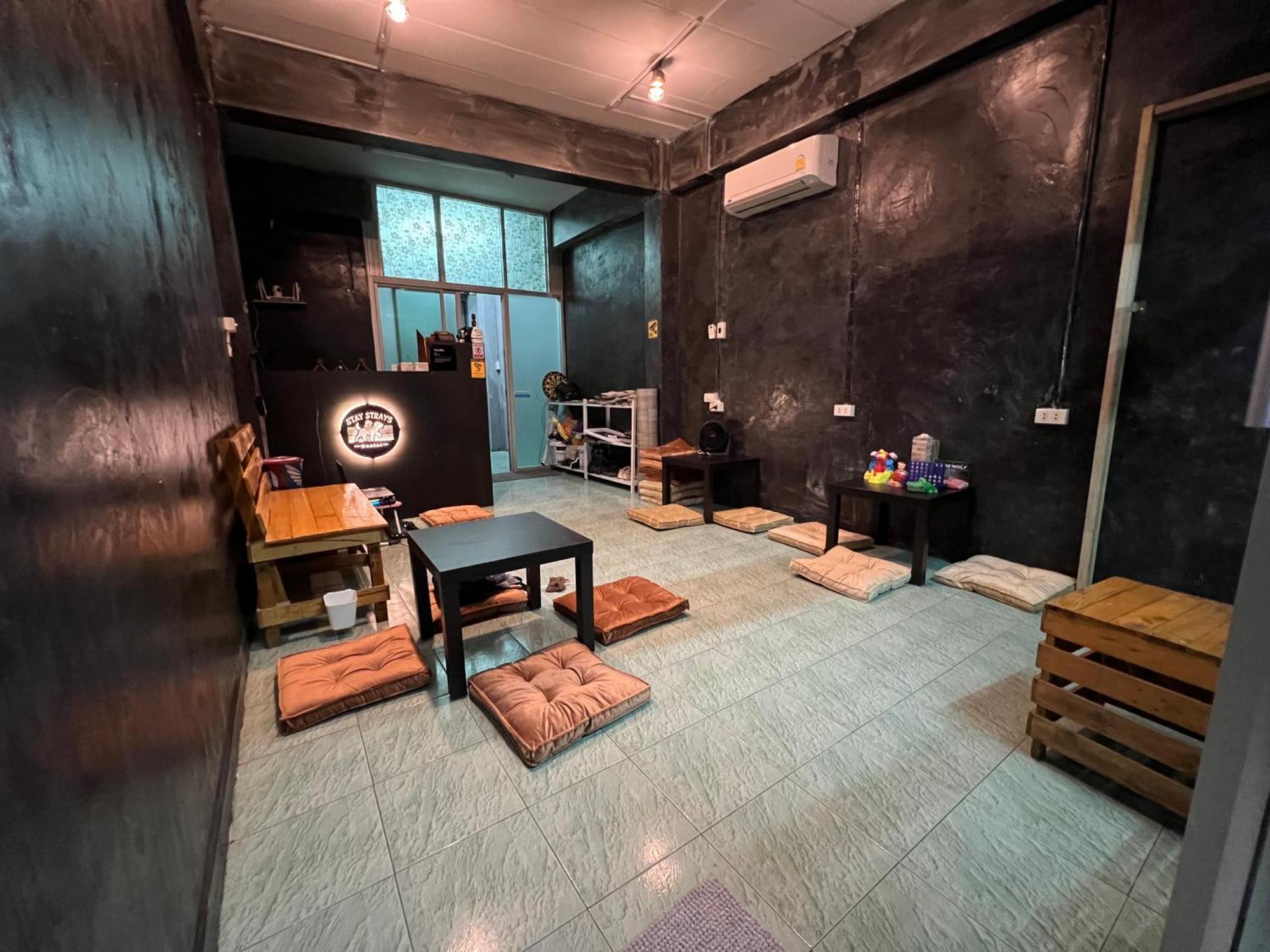 Stay Strays Hostel バンコク都 エクステリア 写真