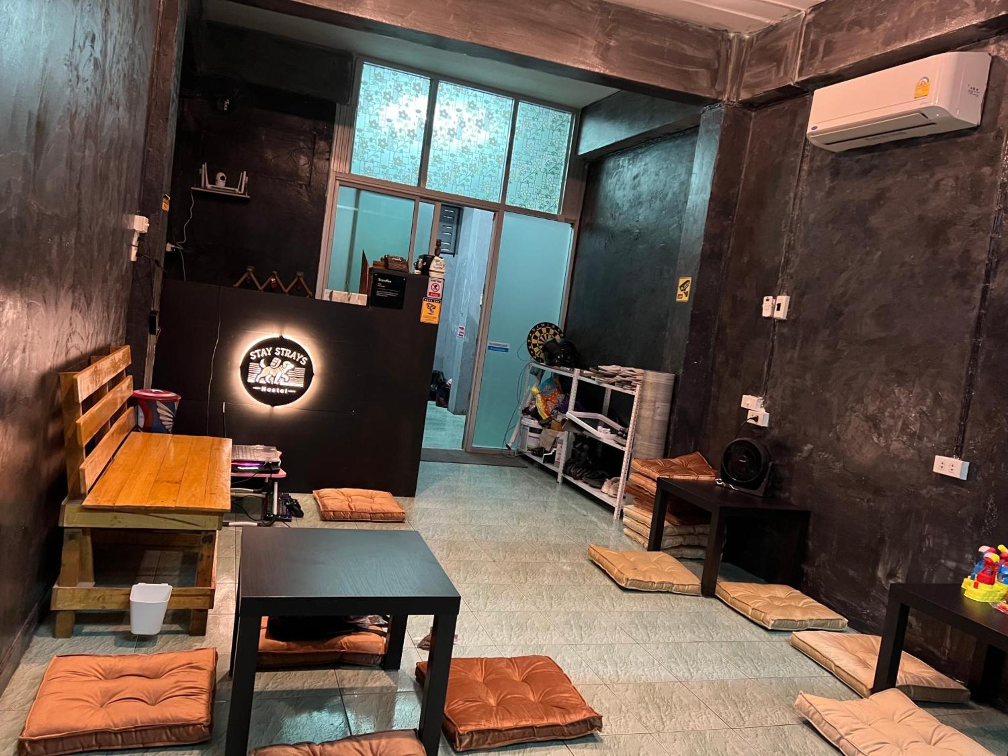 Stay Strays Hostel バンコク都 エクステリア 写真