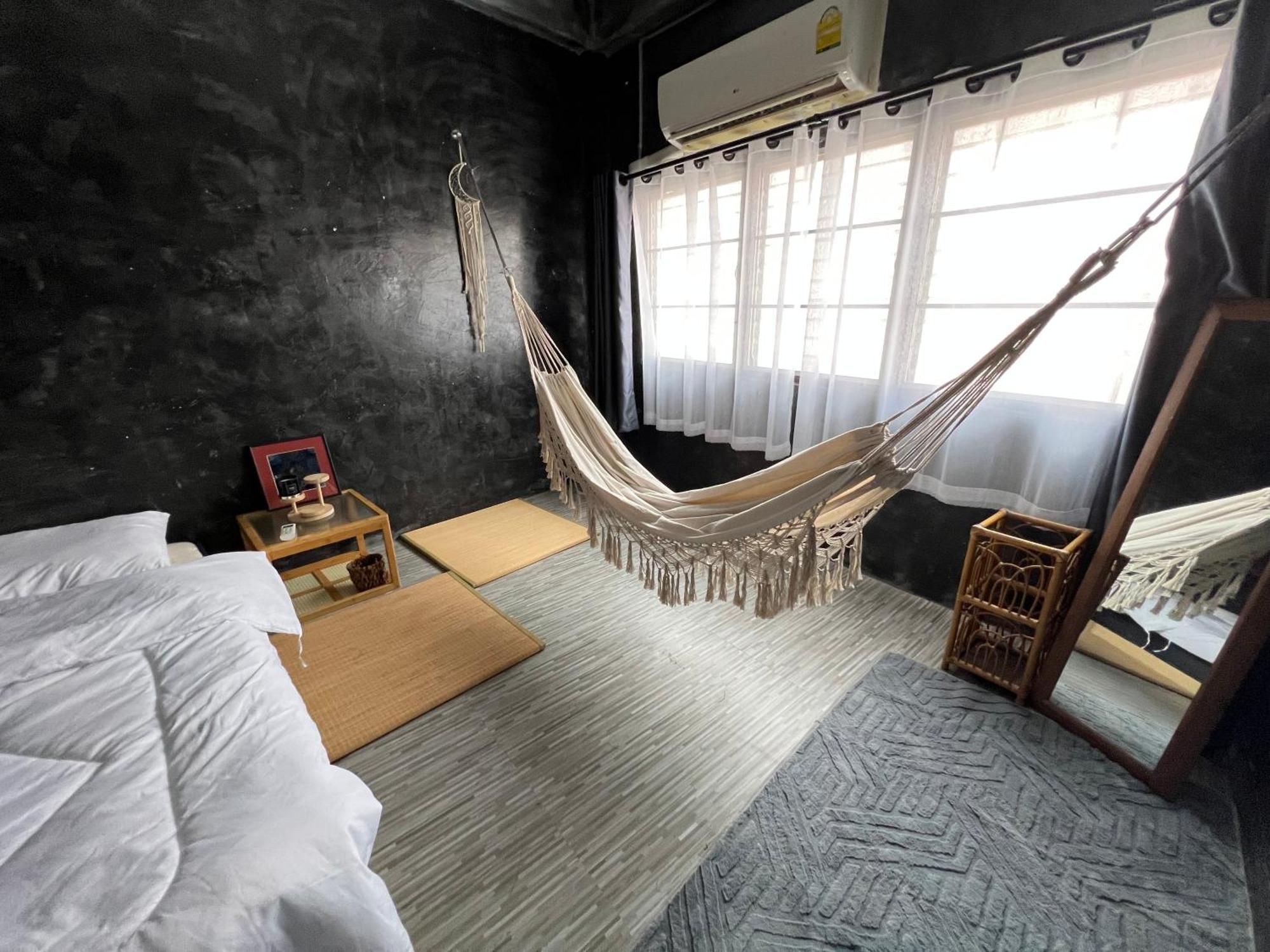 Stay Strays Hostel バンコク都 エクステリア 写真