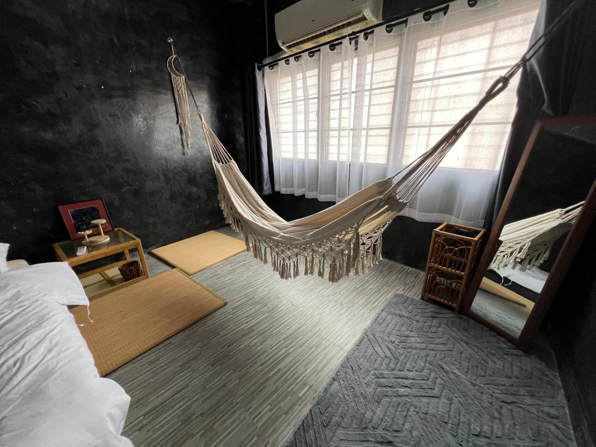 Stay Strays Hostel バンコク都 エクステリア 写真