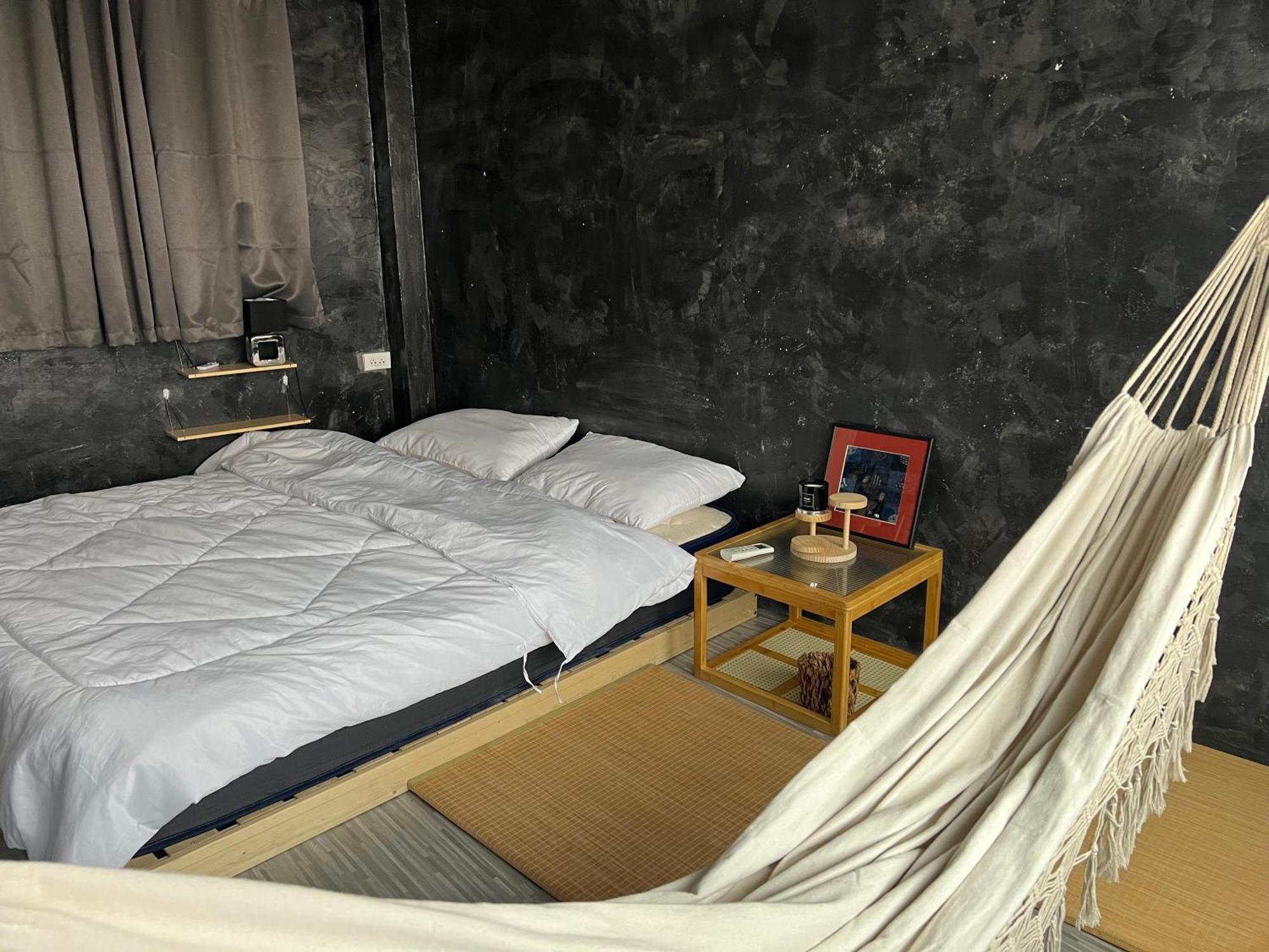 Stay Strays Hostel バンコク都 エクステリア 写真