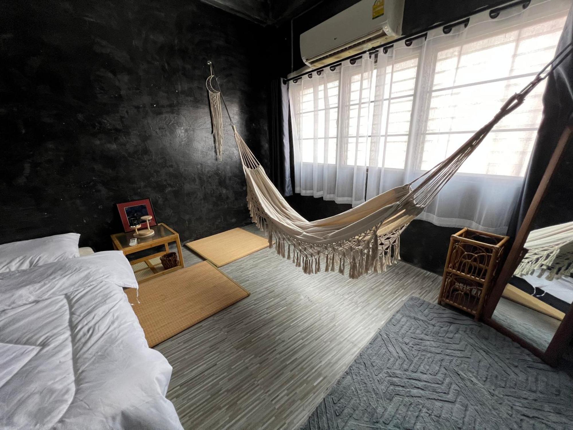Stay Strays Hostel バンコク都 エクステリア 写真