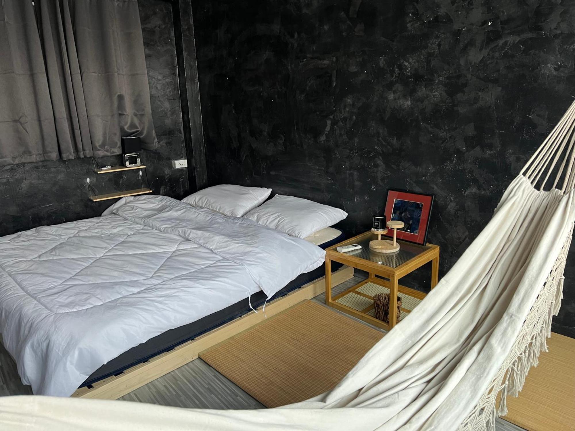 Stay Strays Hostel バンコク都 エクステリア 写真