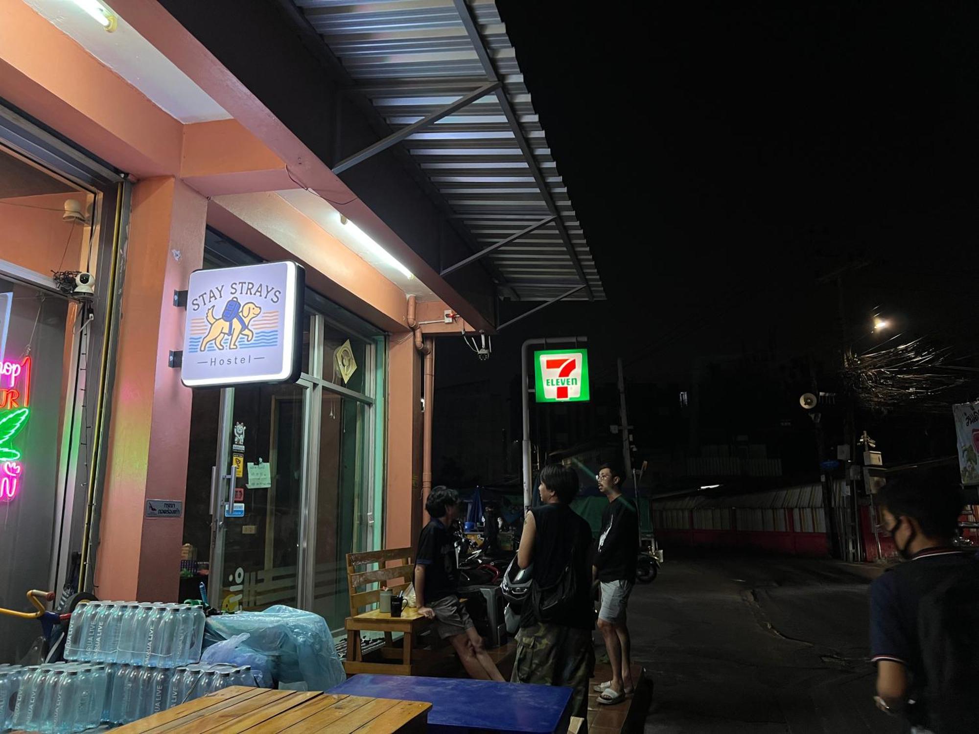 Stay Strays Hostel バンコク都 エクステリア 写真